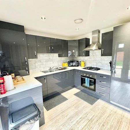 Home Centrally Located In Folkestone, Great Location For Families Or Workers Extérieur photo