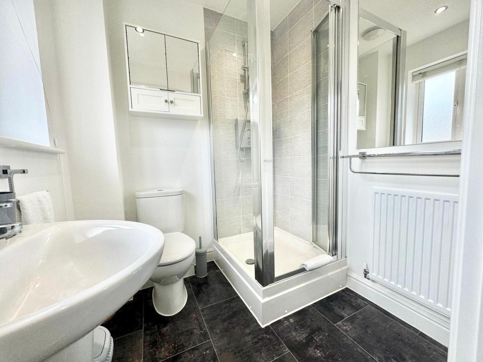 Home Centrally Located In Folkestone, Great Location For Families Or Workers Extérieur photo