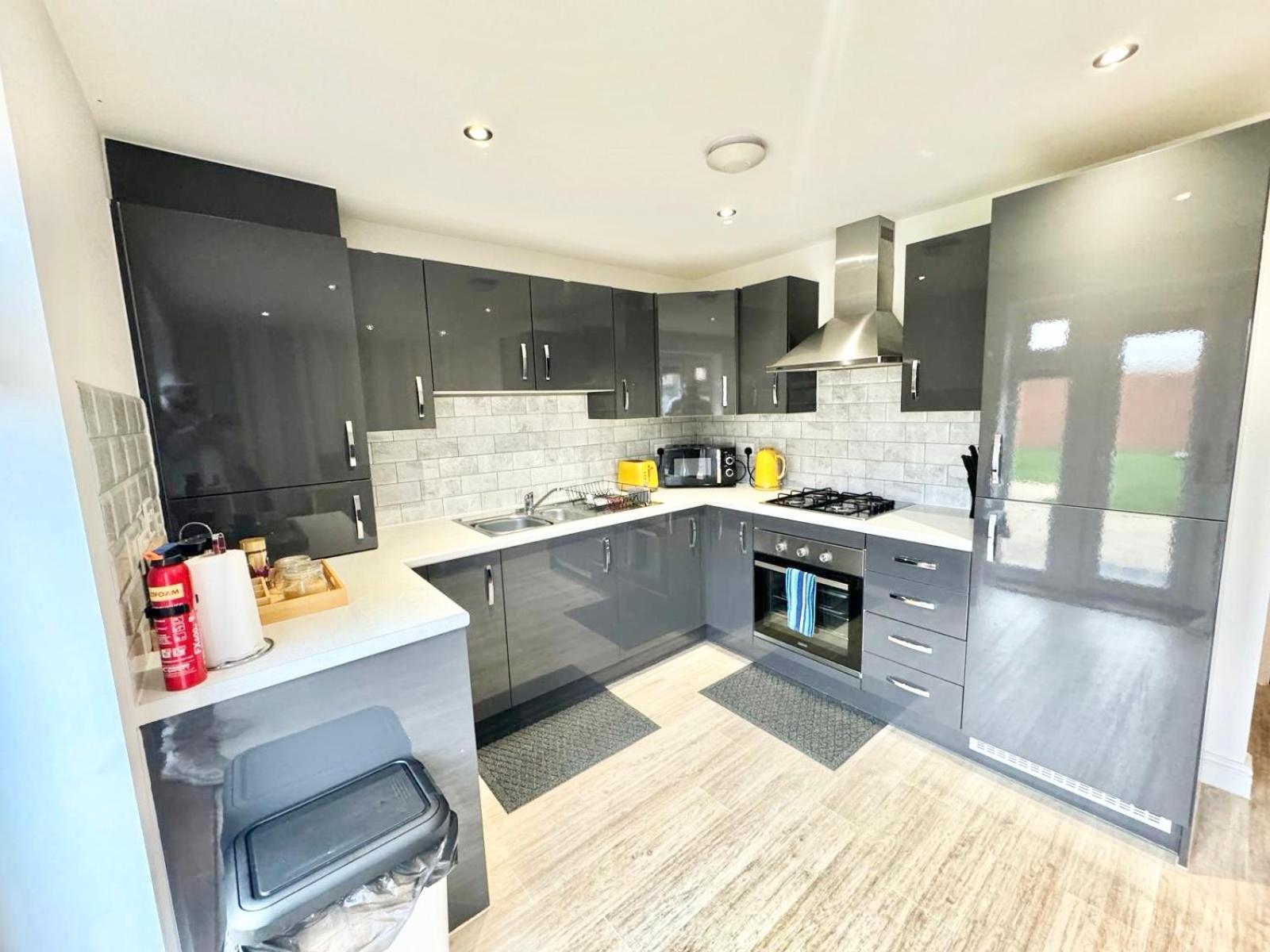 Home Centrally Located In Folkestone, Great Location For Families Or Workers Extérieur photo
