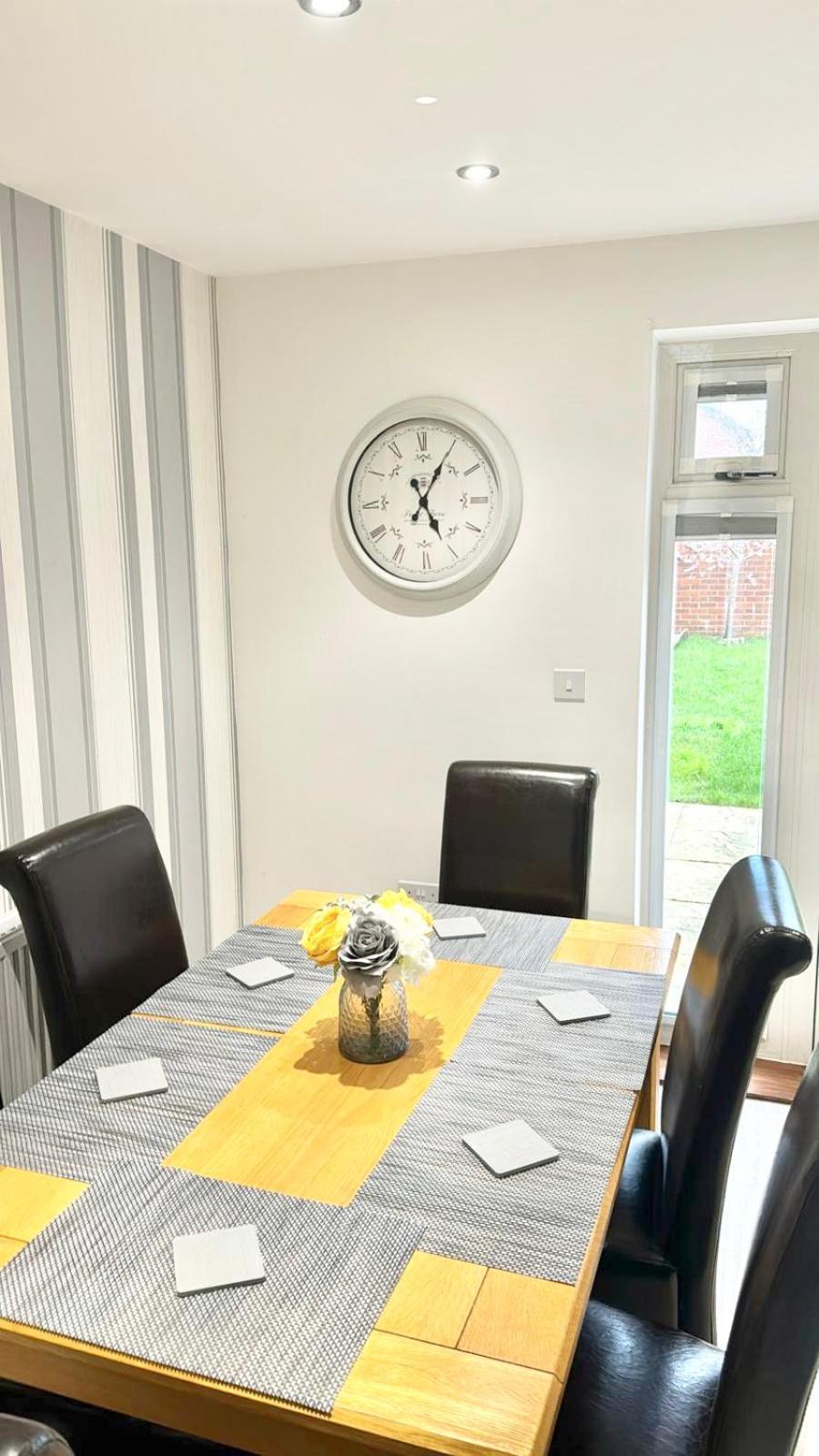 Home Centrally Located In Folkestone, Great Location For Families Or Workers Extérieur photo
