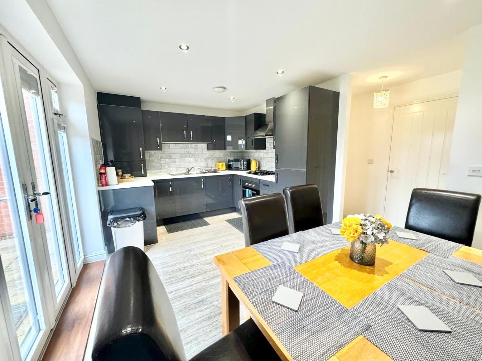 Home Centrally Located In Folkestone, Great Location For Families Or Workers Extérieur photo