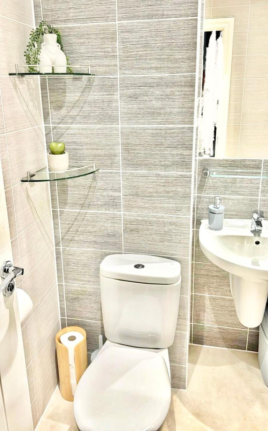 Home Centrally Located In Folkestone, Great Location For Families Or Workers Extérieur photo