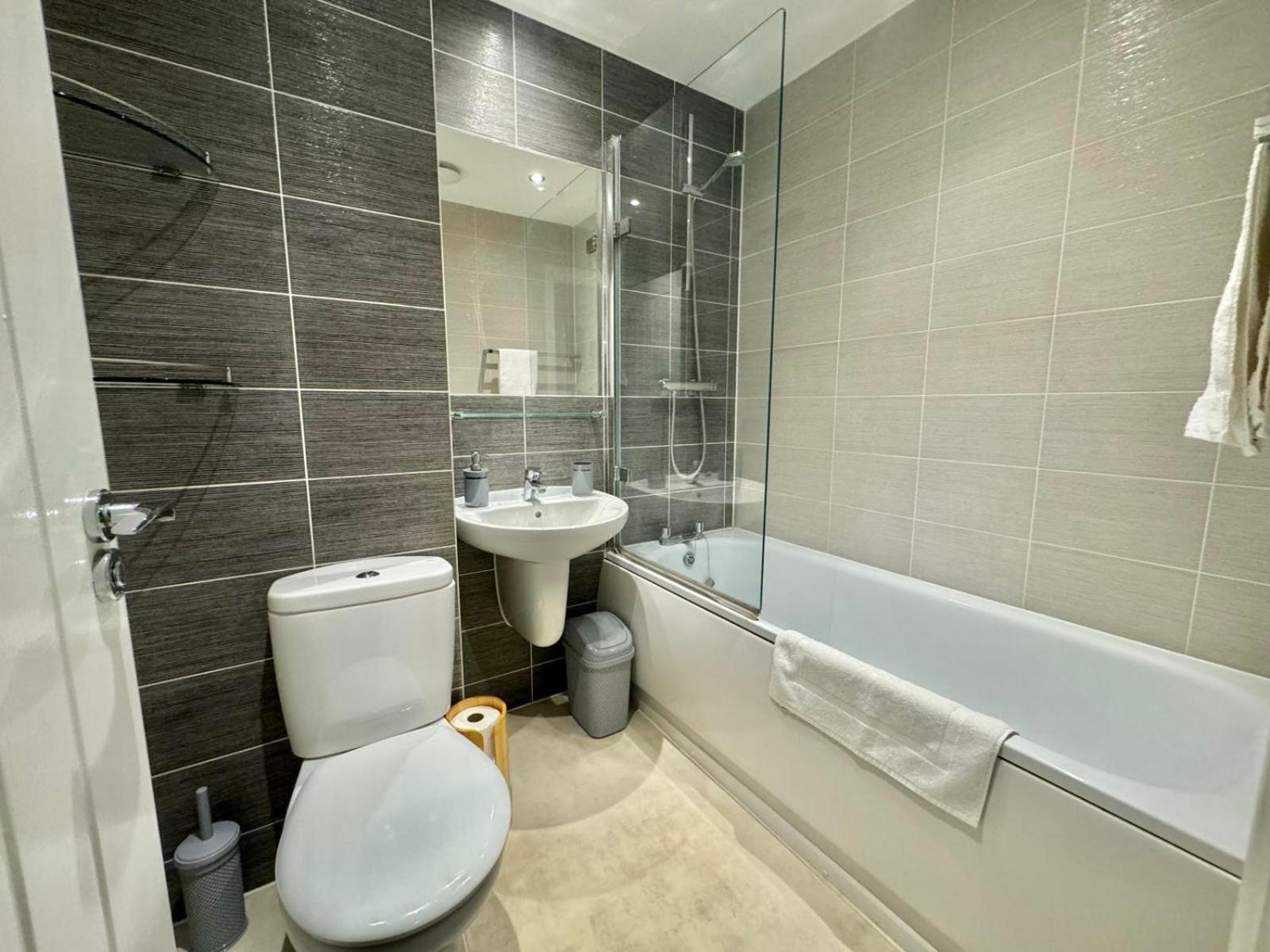 Home Centrally Located In Folkestone, Great Location For Families Or Workers Extérieur photo