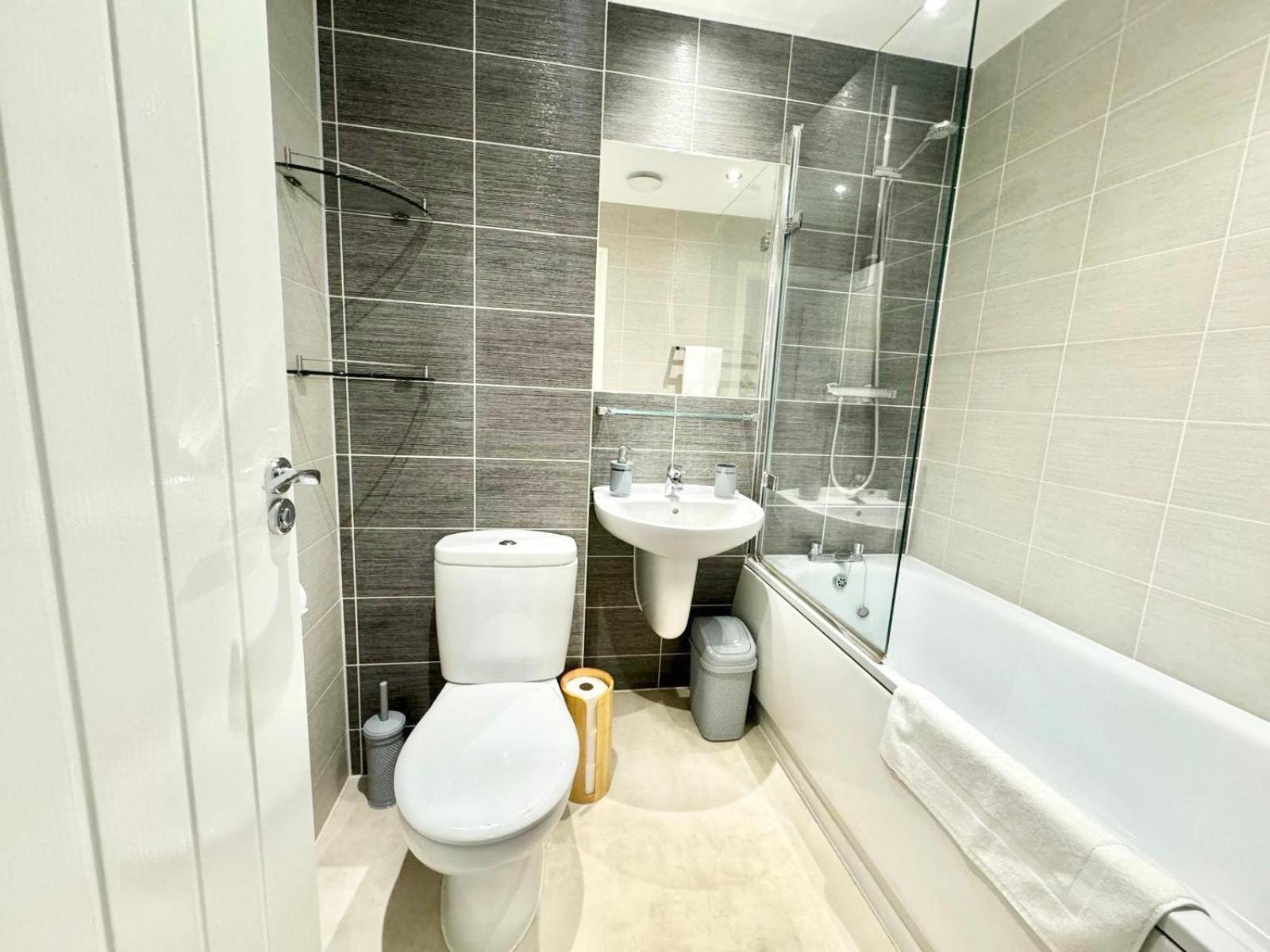 Home Centrally Located In Folkestone, Great Location For Families Or Workers Extérieur photo