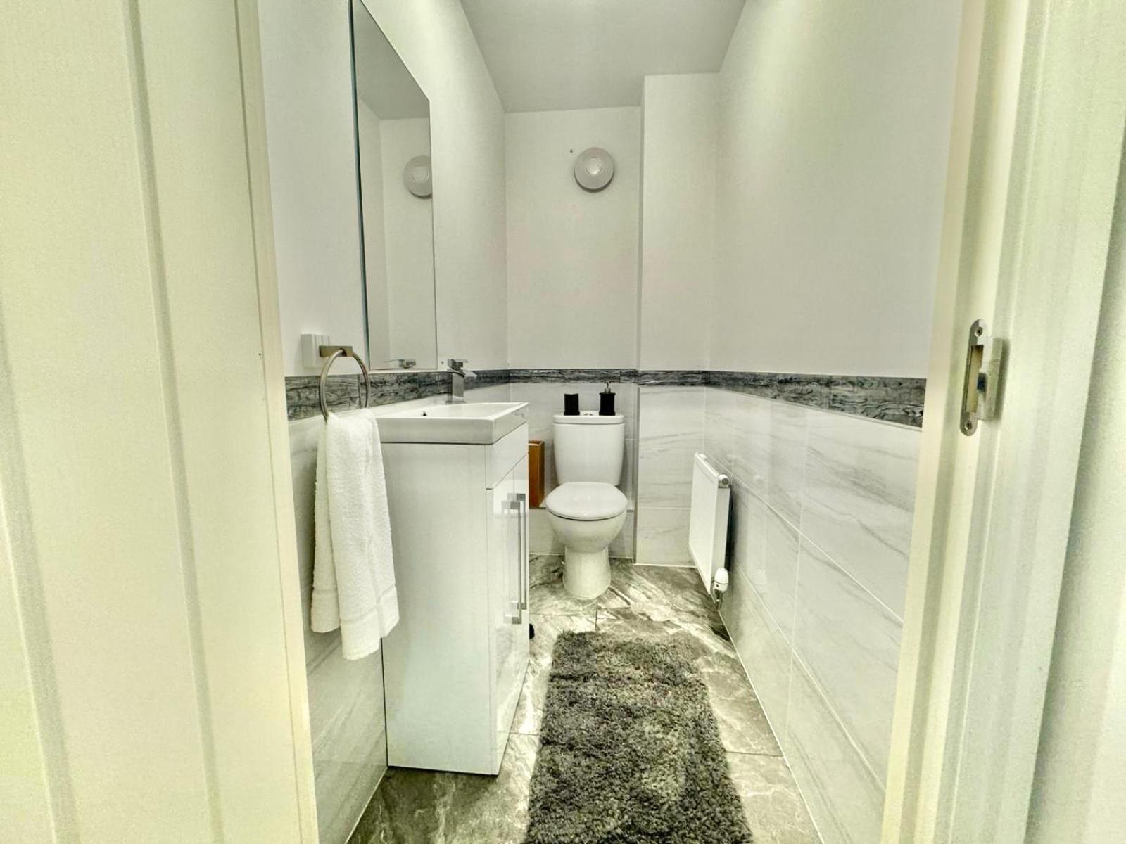 Home Centrally Located In Folkestone, Great Location For Families Or Workers Extérieur photo